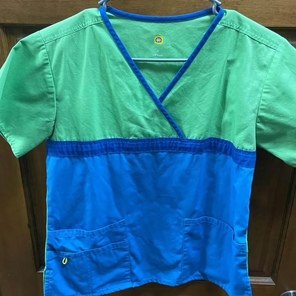Wonderwink nursing scrub top